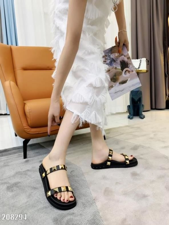 

人気新品ValentinoサRU83