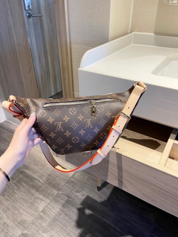 綺麗 美品 ウエス。トポーチHY11