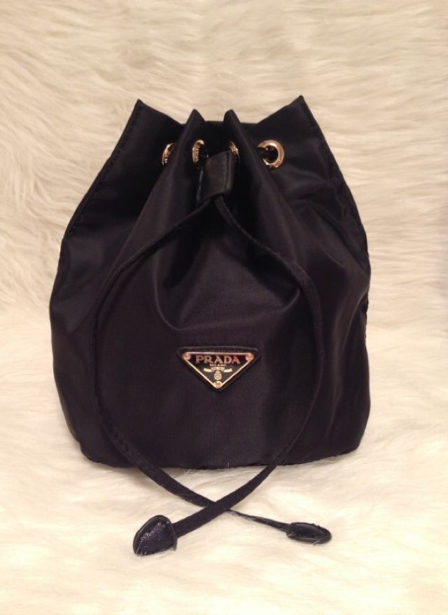 Prada 巾着ポーチ 黒 プラダ フリマアプリ サイトshoppies ショッピーズ