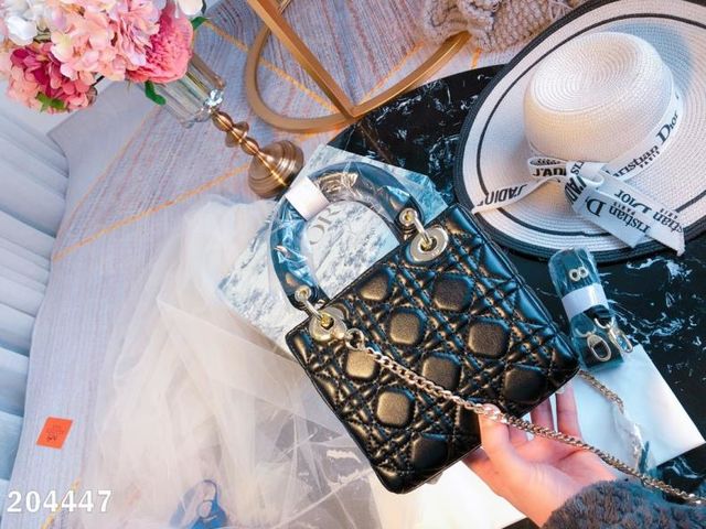 人気爆品クリスチャンディオール新品 国.内発。送 ショルダー