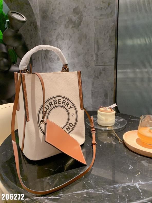 

新品大人気Burberryバッ