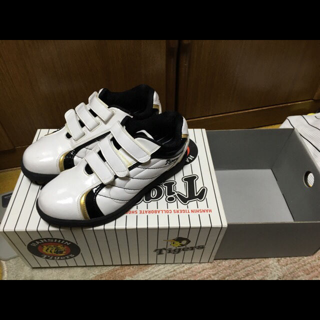 レア品！阪神タイガース矢野選手記念スパイク 元阪神タイガース赤星憲広さんが 現役時代に履いていたスパイク