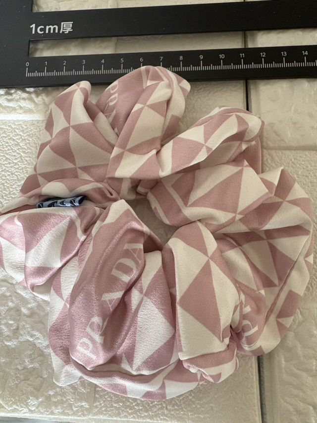 PRADAシュシュ ピンク／ホワイト