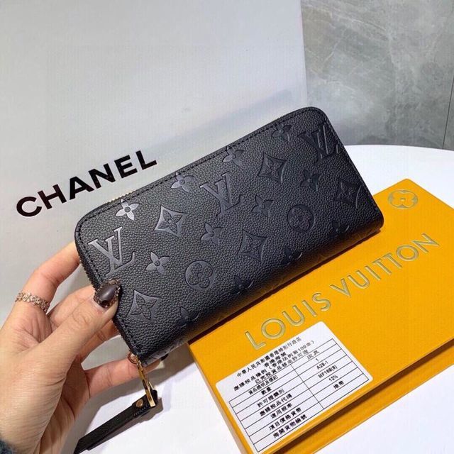 超人気美品  財。布新品 ！B0T