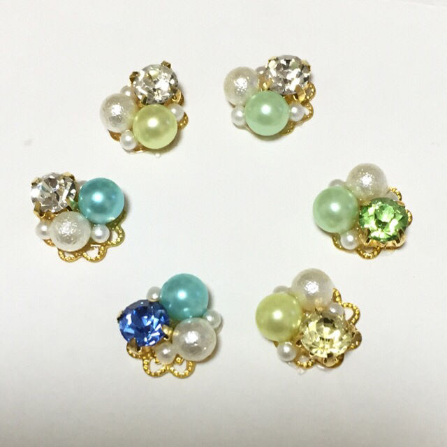 カラーパールピアスの浮き輪ピアス(ノーブランド ) - フリマアプリ 