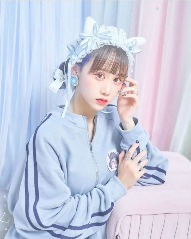 ゆりにゃ完売ライトブルー裏起毛/妖艶エレガントトレーナー