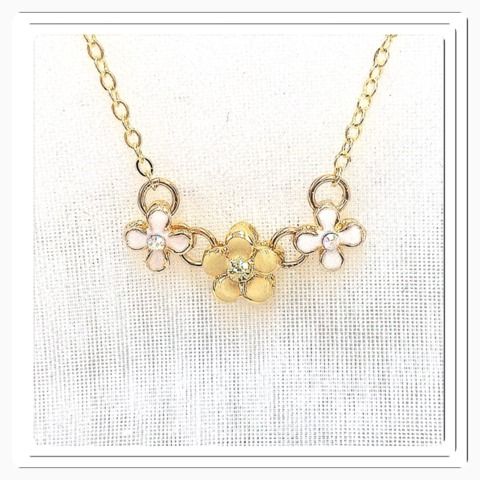 白花と黄色花のワンポイントネックレス 横ライン ノーブランド フリマアプリ サイト