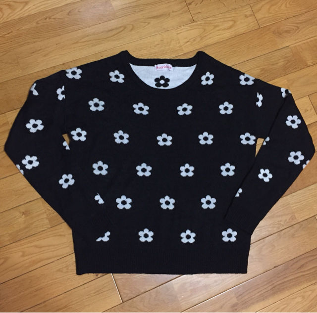 新品可愛いお花柄ニット