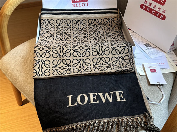 美品loeweマフラー　日本発送