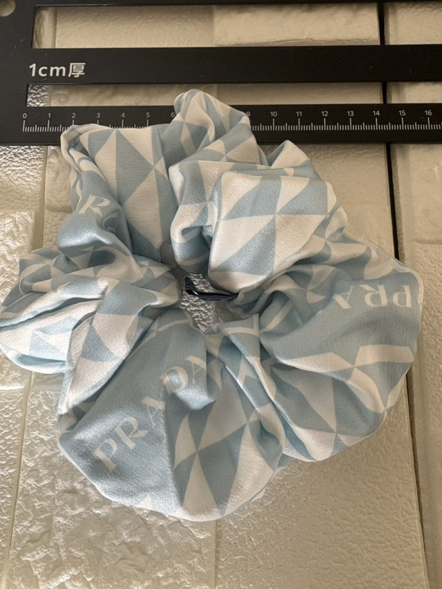 PRADAシュシュ ブルー／ホワイト