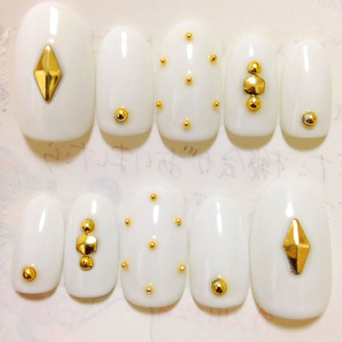 ホワイト ゴールドスタッズジェルネイルチップ ノーブランド フリマアプリ サイトshoppies ショッピーズ