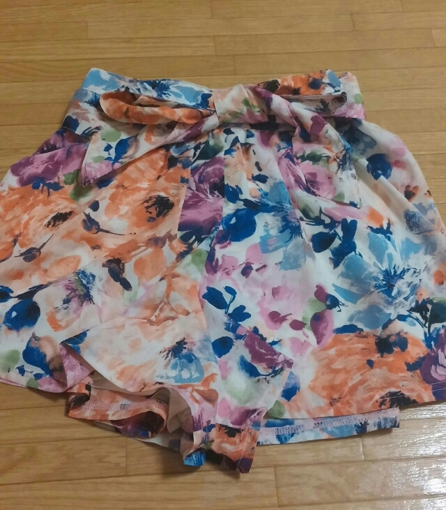 サッシュ付き花柄ショートパンツ