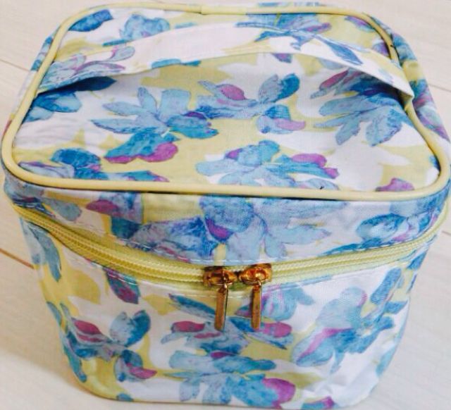 Lip Service 新品 キューブ花柄バニティポーチ リップサービス Lip Service フリマアプリ サイトshoppies ショッピーズ