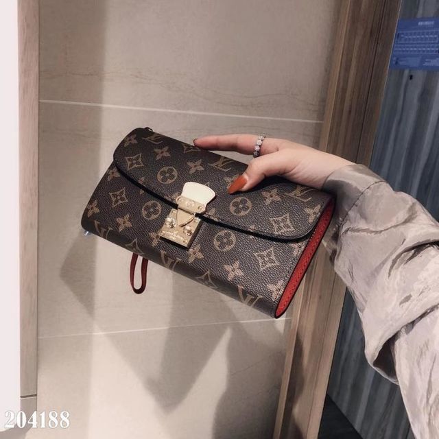 超人気美品  財。布新品 お早めに！