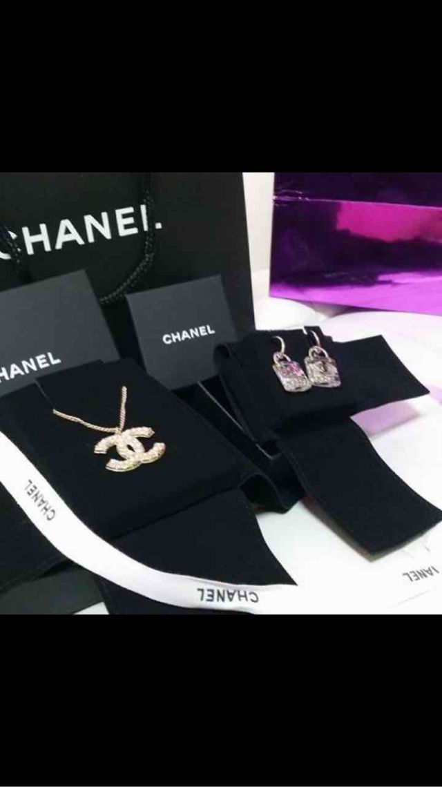 【周りの視線を独り占め♡】CHANEL ピアス 南京錠 CHANEL南京錠ピアス(シャネル ) - フリマアプリ&サイトShoppies