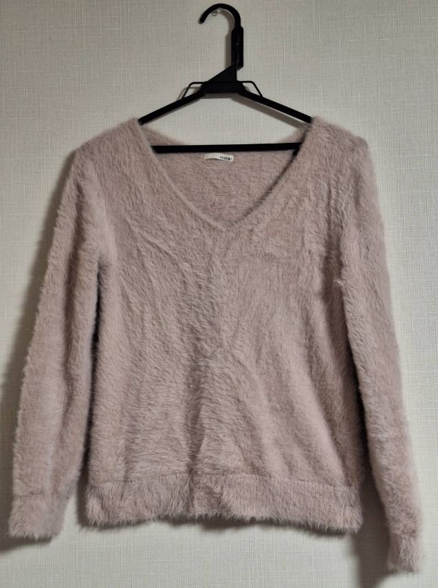 リゼクシーピンクフワフワファー風Vネック長袖ニット