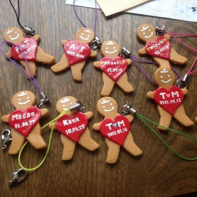 クリスマスにカップルや友達とイニシャル名前記念日ストラップ フリマアプリ サイトshoppies