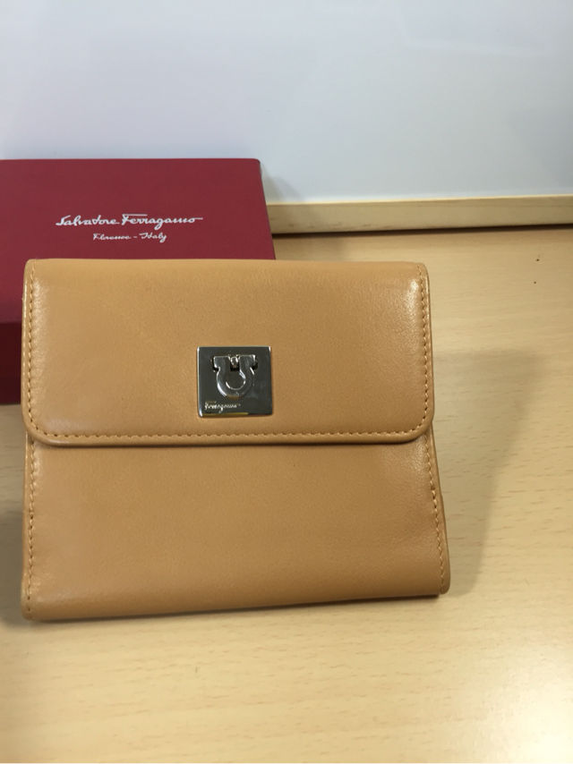 鑑定済み正規品サルヴァトーレフェラガモ折り財布