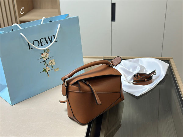 美品loeweバッグ　日本発送