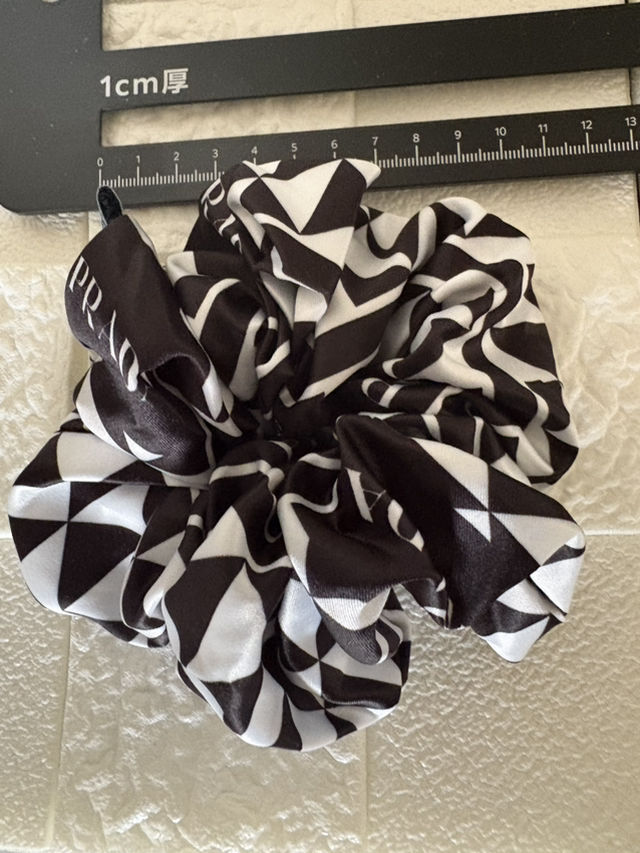 PRADAシュシュ ブラック／ホワイト